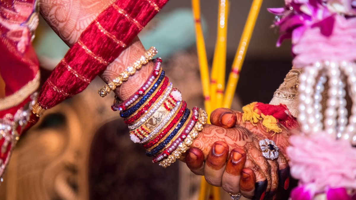 West Bengal Lesbian Couple Ties Knot In Traditional Ceremony At Temple In Ups Deoria 